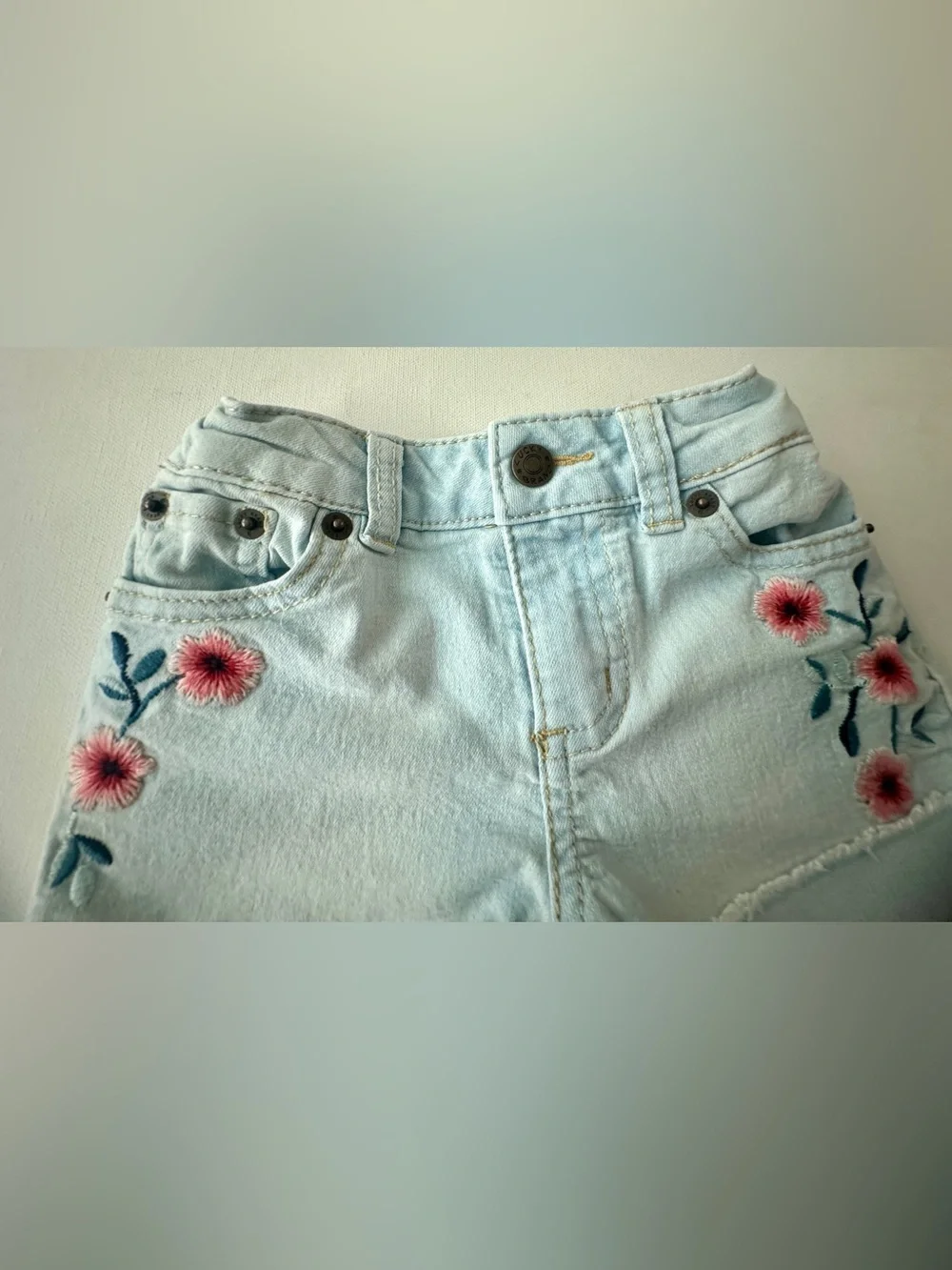 Lucky Brand girl’s riley Short light wash denim Embroidered floral. Size 4